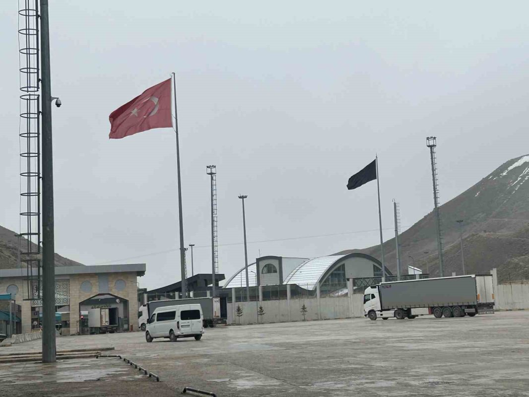 Sınır Kapılarında Geçişler Kontrollü Şekilde Sürüyor