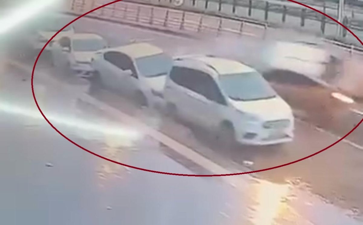 Diyarbakır’da Ticari Taksi 3 Araca Çarptı: Kaza Kamerada