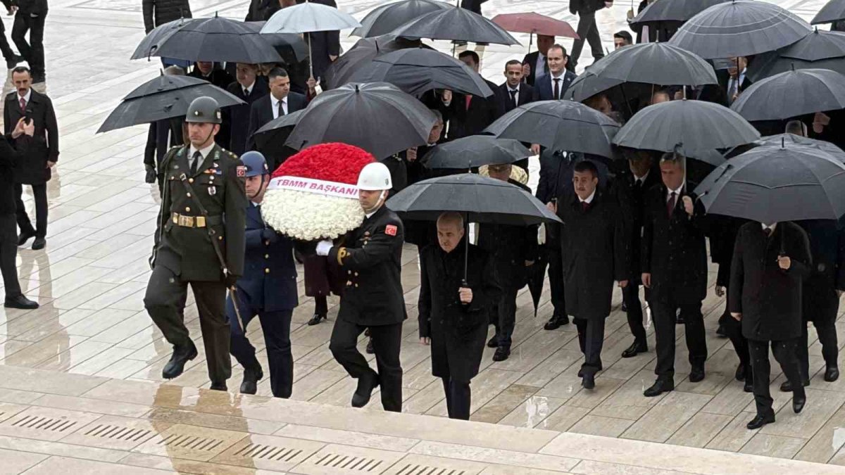 Anıtkabir’de 23 Nisan Töreni: Devlet Erkanı Atatürk’ün Huzurunda Bir Araya Geldi