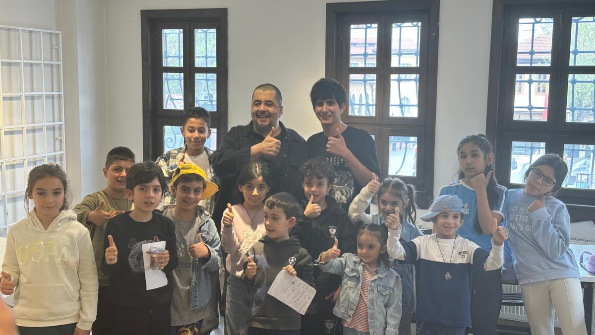  23 Nisan’da çocuklar kendi şarkılarını yazdı