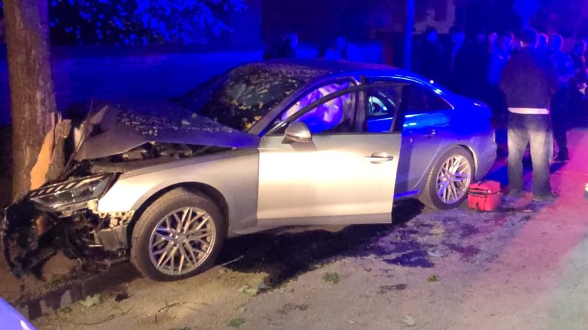Eskişehir’de kontrolden çıkan otomobil ağaca çarptı: 2 yaralı