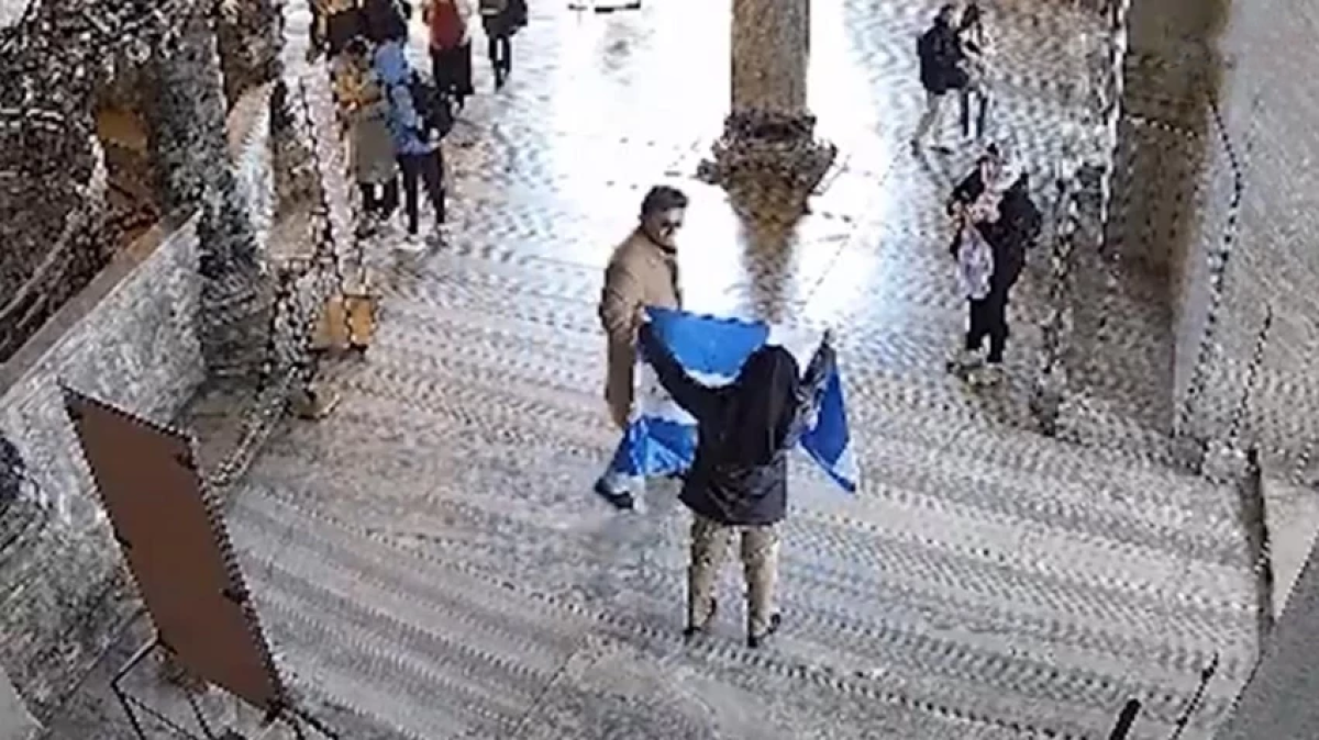 Ayasofya’da Provokasyon: Bizans Bayrağı Açan 2 Yunan Turist Tutuklandı