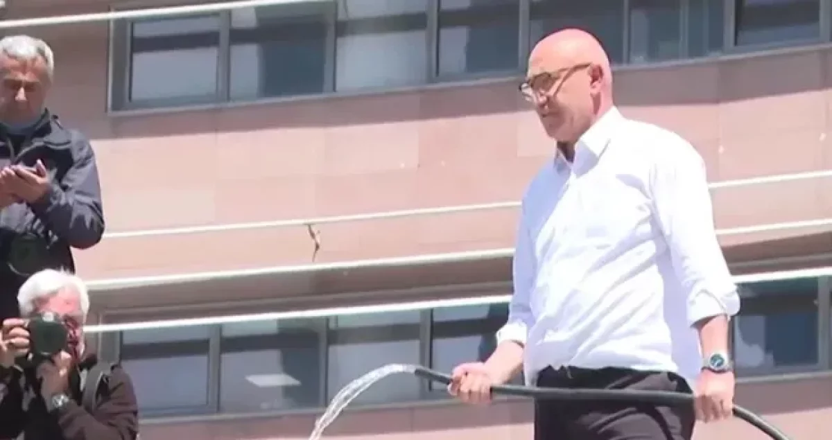 CHP Genel Merkezi’nde dikkat çeken görüntü: Mahmut Tanal eline hortum alıp çatıya çıktı
