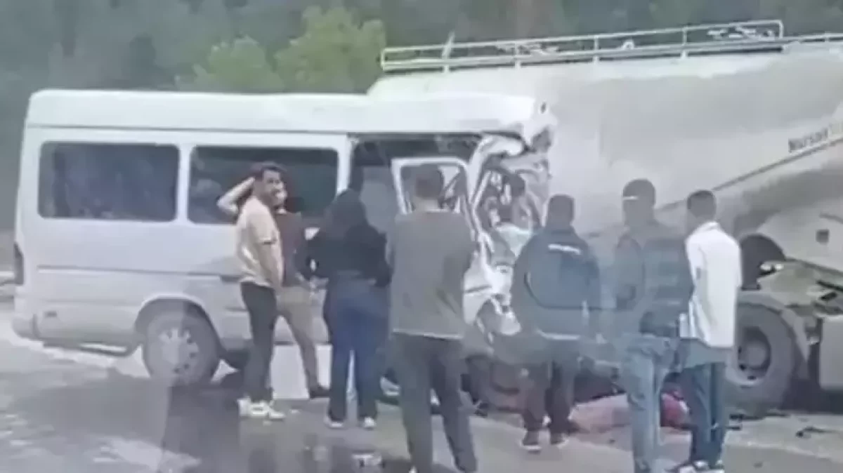 Isparta-Antalya Karayolunda Feci Kaza: Tır ile Minibüs Çarpıştı, Ölü ve Yaralılar Var