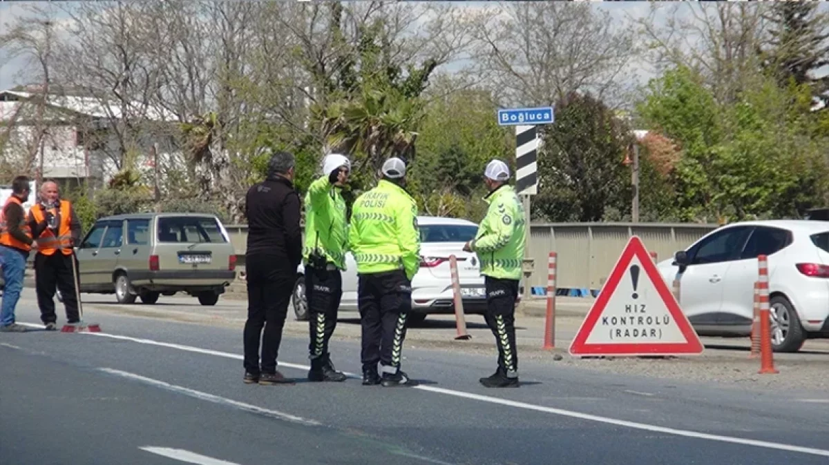 İstanbul'da Yoldaki Vidalar Lastikleri Patlattı, Trafik Kilitlendi!