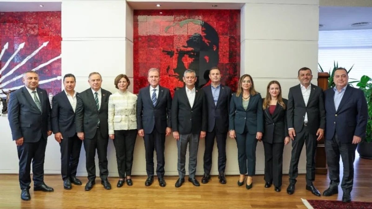 Özgür Özel’den Kritik CHP Zirvesi: Büyükşehir Belediye Başkanları Genel Merkez’de Toplandı