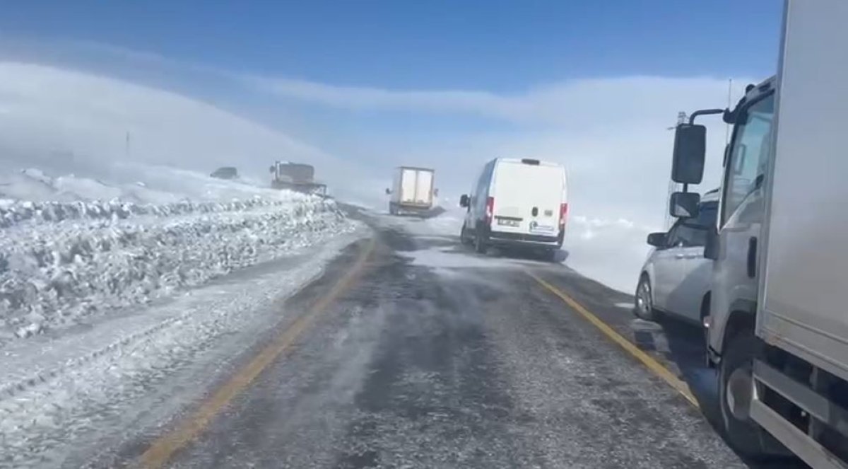 Ardahan’da Kar ve Tipi Ulaşımı Felç Etti
