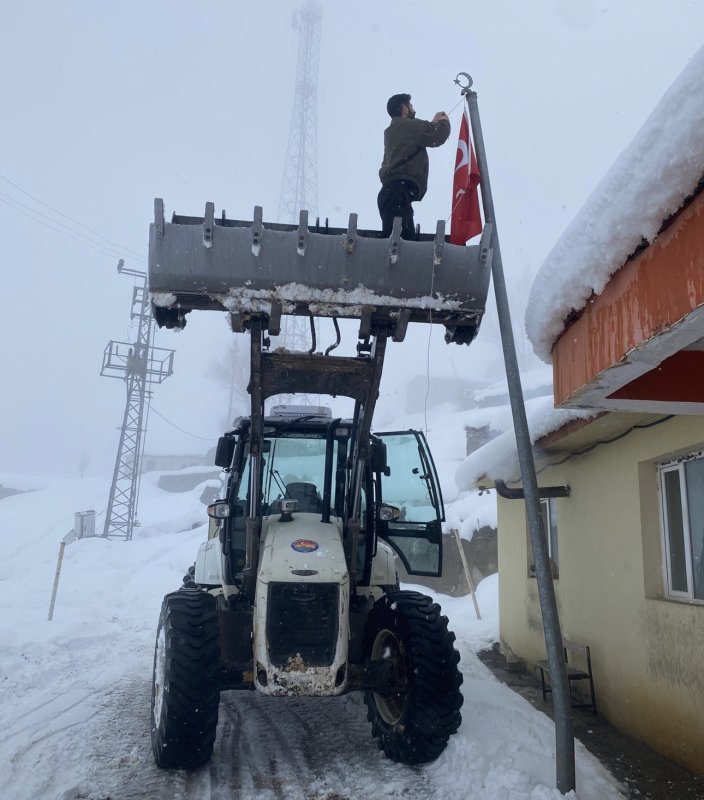 Düşen Bayrağı Kepçenin Ağzına Çıkarak Yerine Taktılar