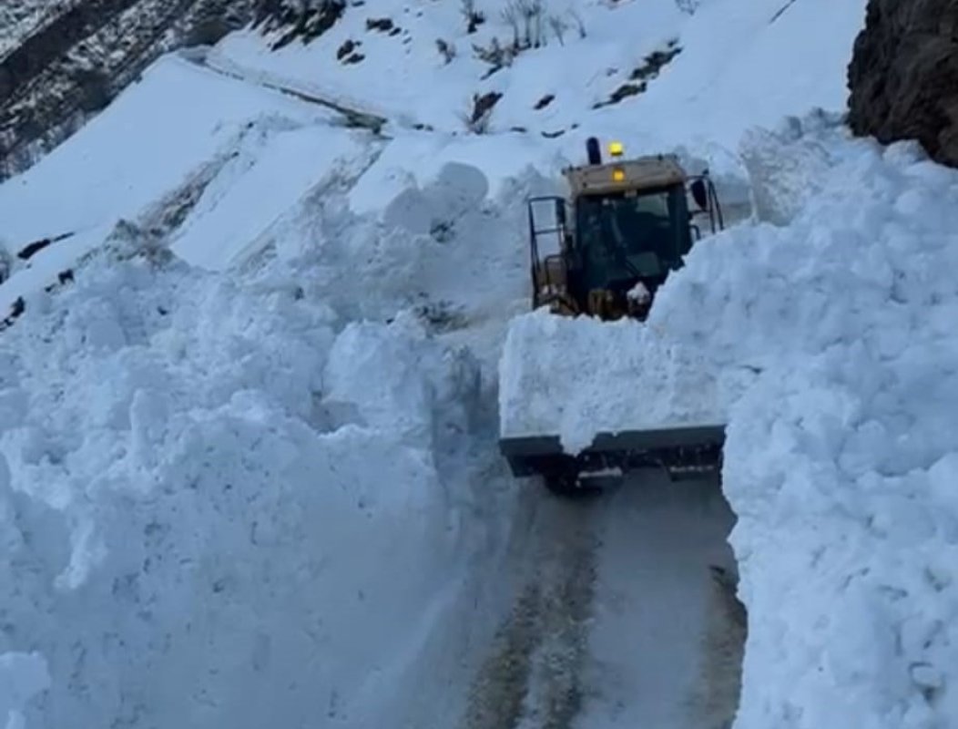 Hizan’da Köy Yoluna Çığ Düştü