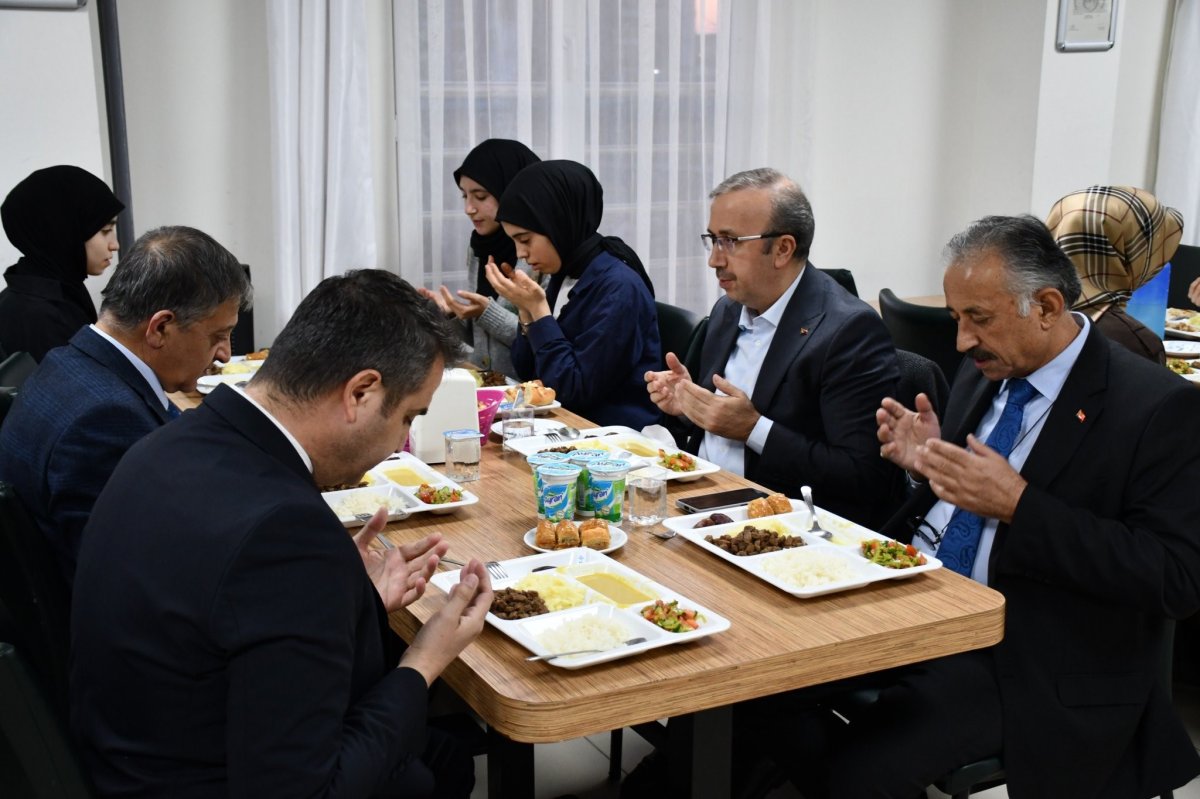 Ramazan Ayının Manevi İkliminde Öğrencilerle Buluştu