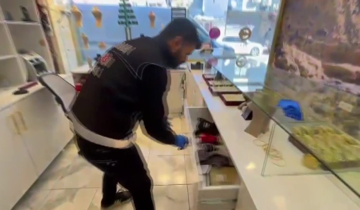 Kuyumcu Görünümlü Tefecilik Operasyonu: Silah Ve Milyonluk Çek-Senet Ele Geçirildi