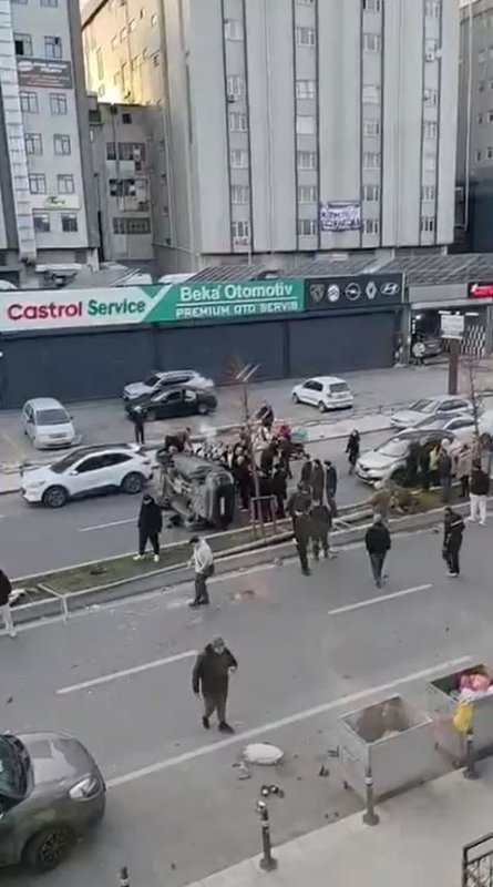 Direğe Çarpan Araç Takla Attı