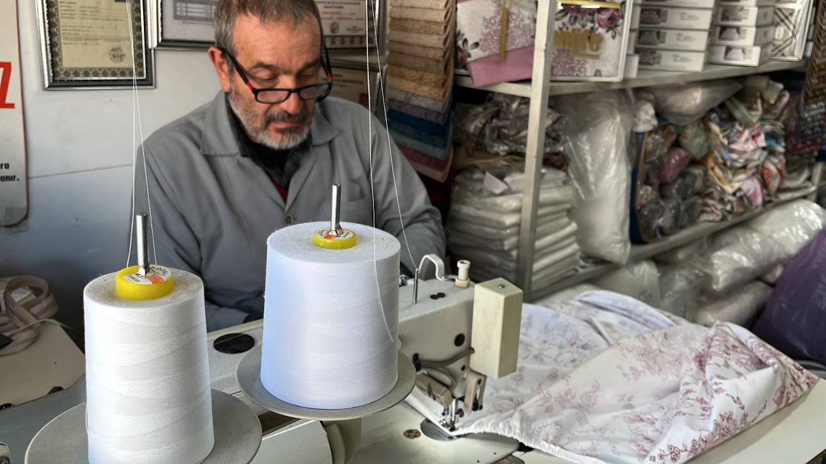 Büyük Dedesinden Kalan Yorgancılık Mesleğini Sürdürüyor