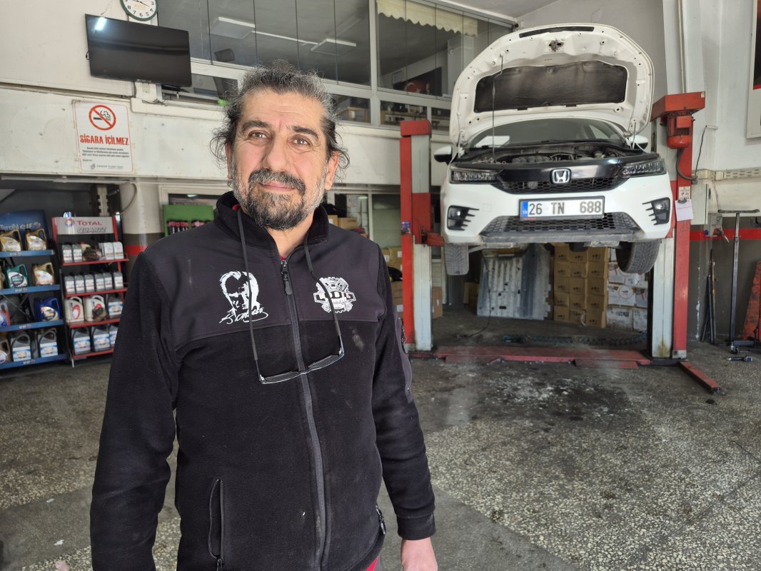 Araç İçerisinde Sıkışan Yavru Kediyi Tamirhanede Çırak Sahiplendi