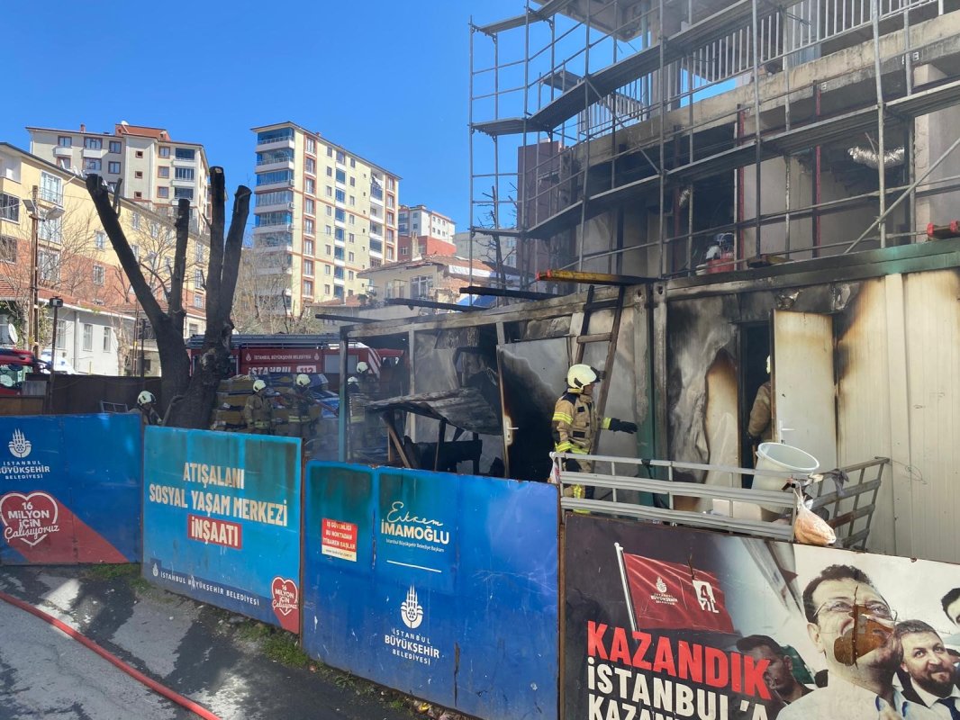 Esenler'de İBB Şantiyesinde Yangın: 3 Konteyner Kullanılamaz Hale Geldi