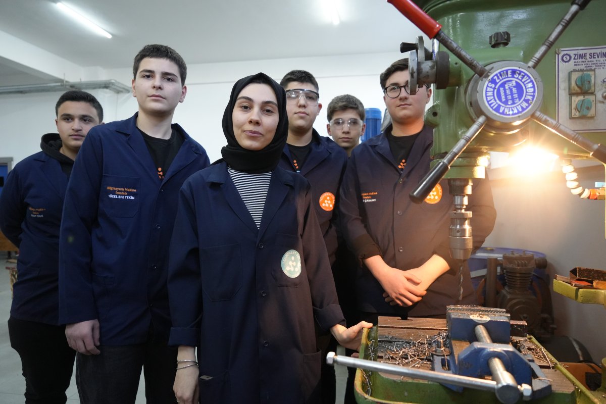 Kadın Öğretmen Torna Tezgahında Öğrencilerine Üretimi Öğretiyor