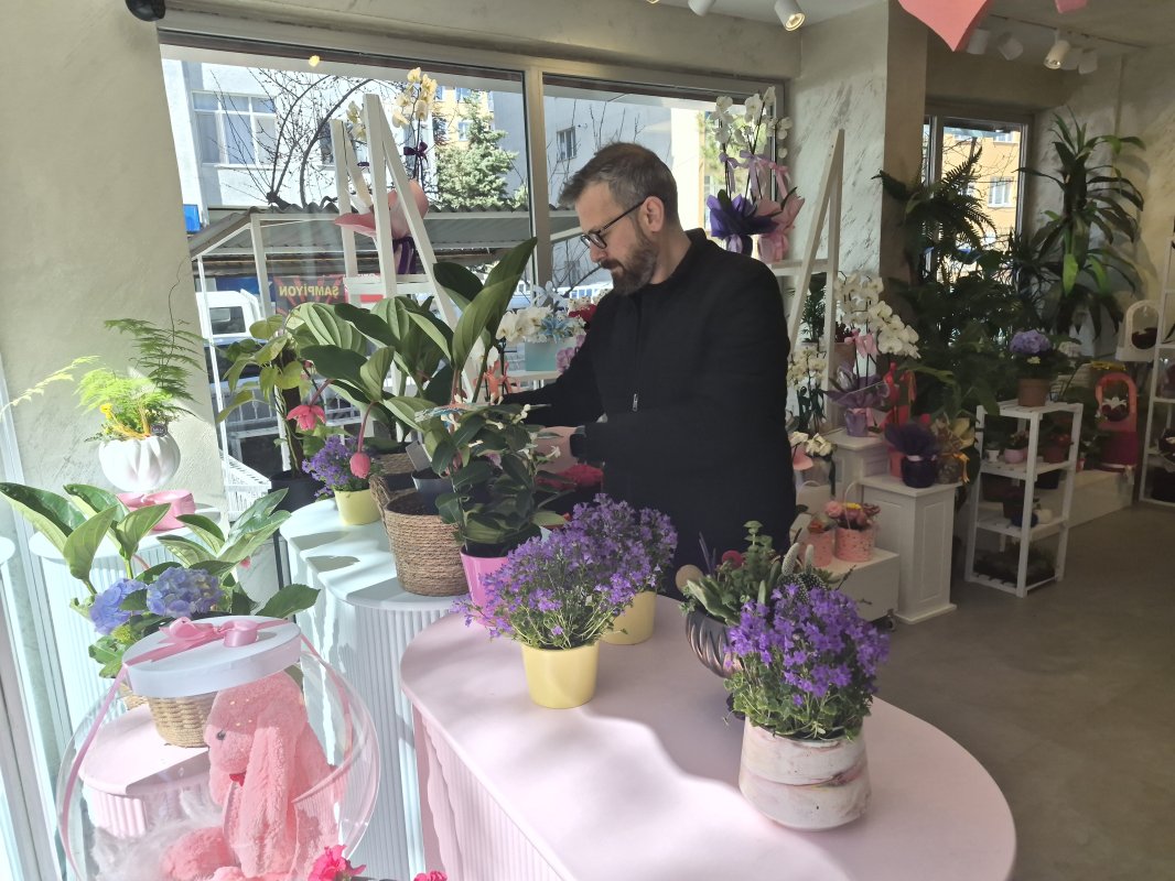 Eskişehir’de Çiçek Hırsızlığı Kamerada: “İsteseydi Hediye Ederdik”