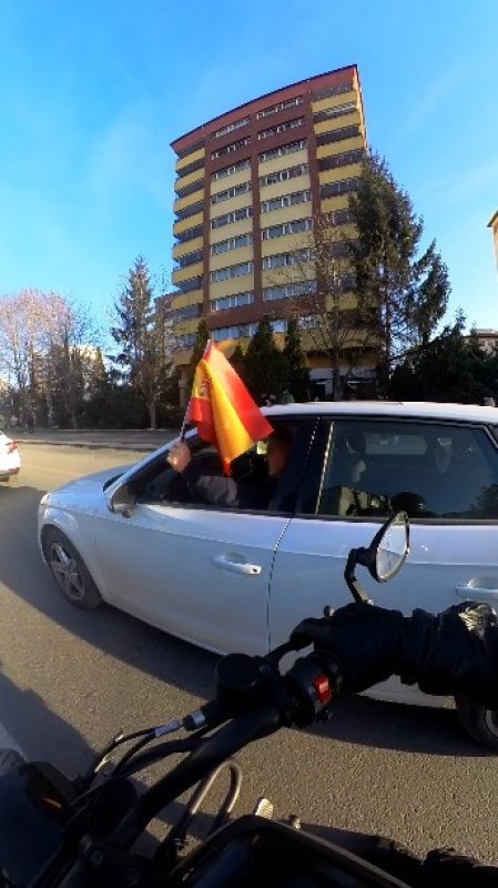 Eskişehir Sokaklarında İspanya Ve Türk Bayrakları İle Dolaşan Sürücü Dikkat Çekti
