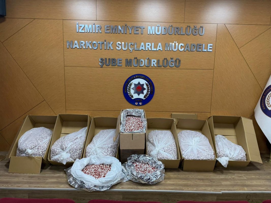 İzmir'de Narkotik Polisi 356 Bin Uyuşturucu Hap Yakaladı