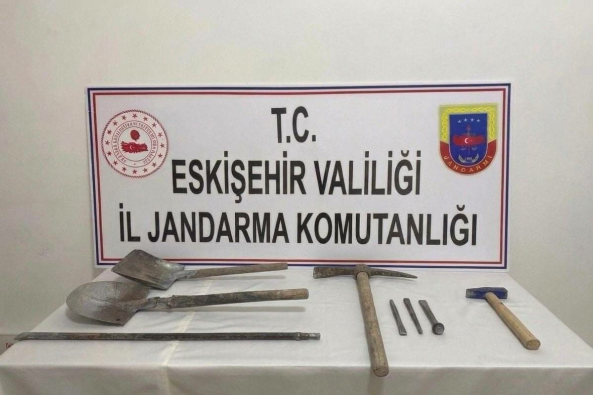 Eskişehir’de Kaçak Kazı Yapan 3 Şüpheli Suçüstü Yakalandı