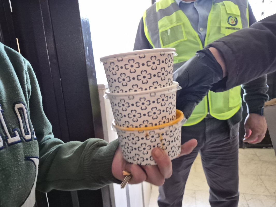 Eskişehir’de İhtiyaç Sahiplerine Her Gün İftar Yemeği Ulaştırılıyor