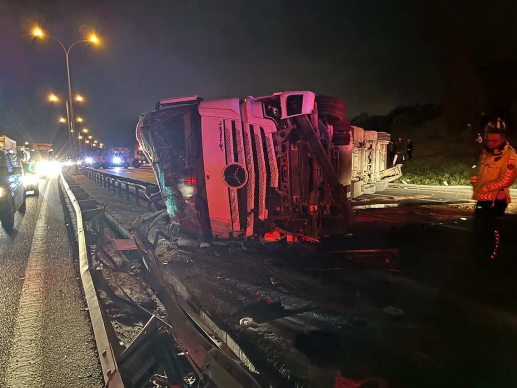 TEM Otoyolu’nda Devrilen Tır Trafiği Kilitledi