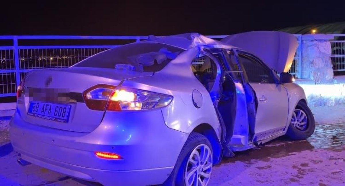 Otomobil Önce Direğe Sonra Duvara Çarptı