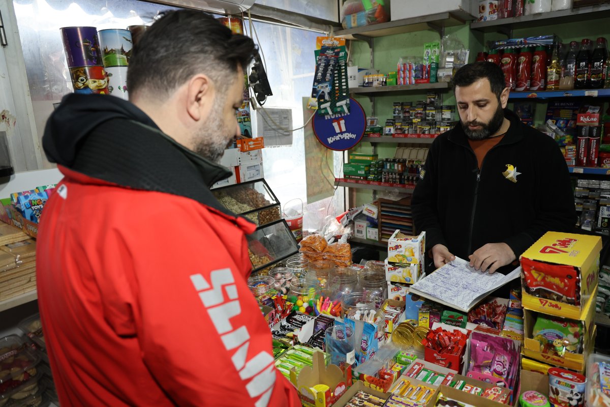 Mahallenin Bakkal Borcunu Ödeyip Veresiye Defterini Yaktı