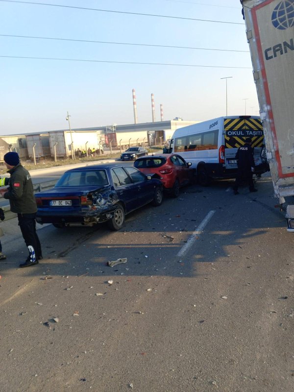 Eskişehir'de Zincirleme Kazada 12 Kişi Yaralandı