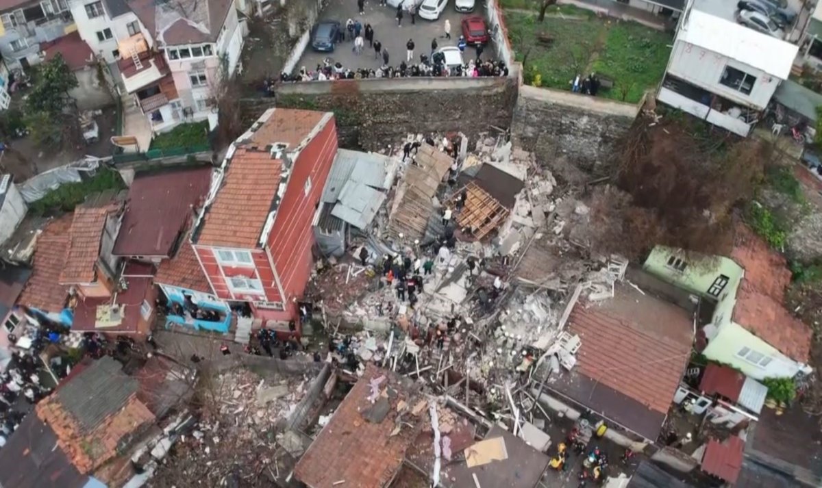 Son Dakika: Fatih’te Bina Çökmesi – 9 Kişi Enkaz Altında, 7 Kişi Hastaneye Sevk Edildi