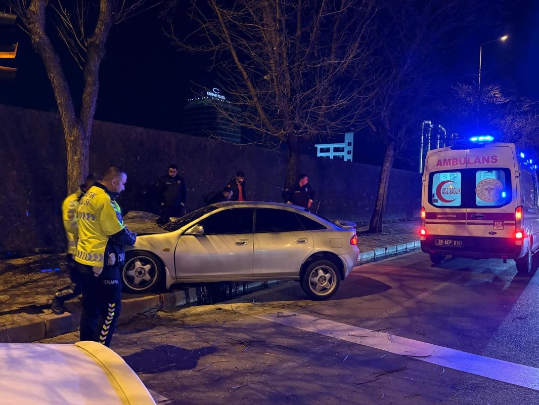 Kaldırıma Çıkan Otomobil Ağaca Çarptı