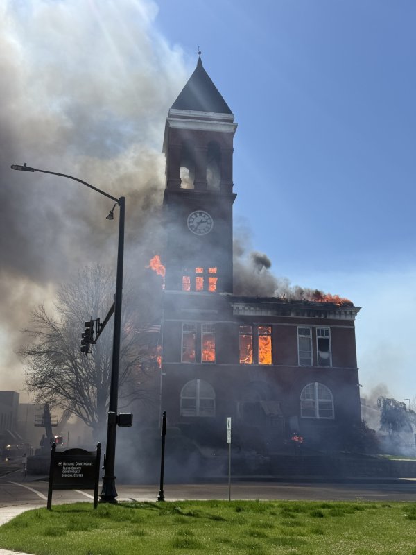 ABD’de Tarihi Adliye Binası Alevlere Teslim Oldu