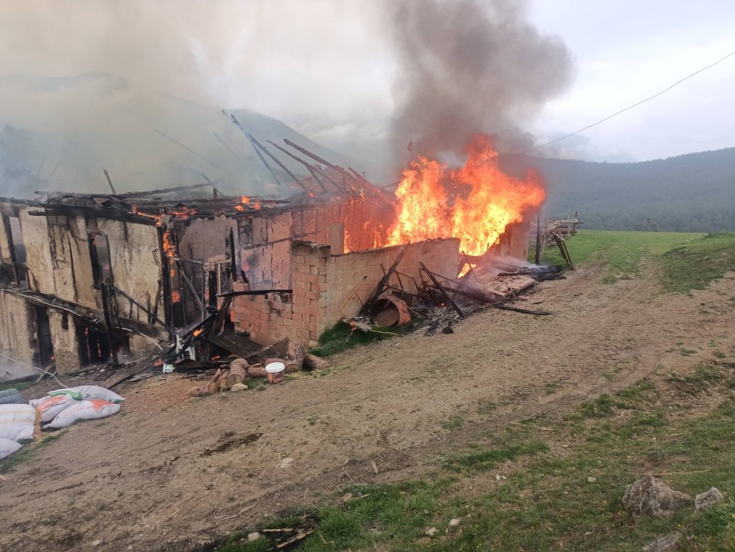 Karabük’te 2 Katlı Ahşap Ev Alevlere Teslim Oldu