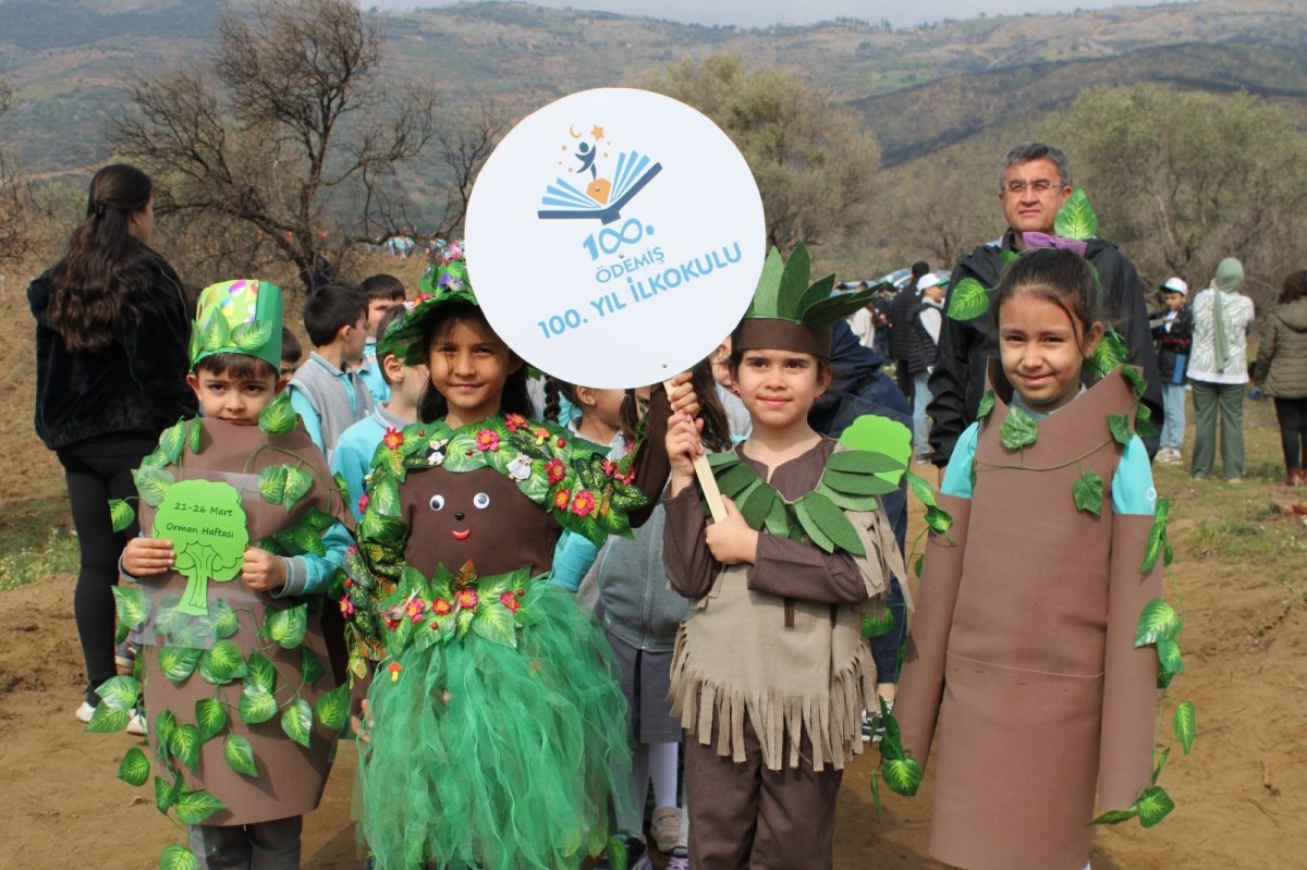 İzmir’de Yanan Alanlar Yeşeriyor: Fidanlar Toprakla Buluştu