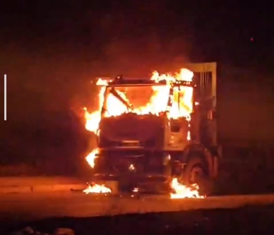 Van'da Seyir Halindeki Çöp Kamyonu Alev Alev Yandı