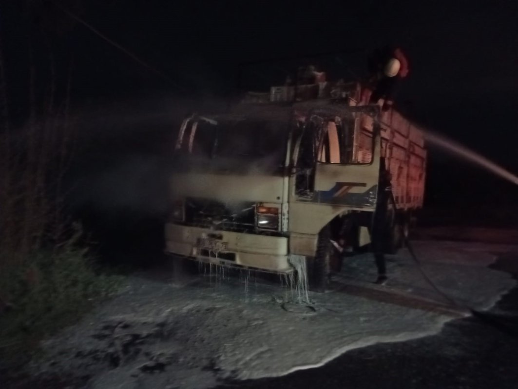 Hatay'da Park Halindeki Kamyon Alevlere Teslim Oldu