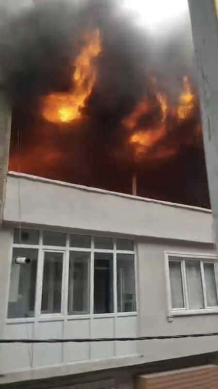 Bursa'da Binanın Çatısı Alevlere Teslim Oldu