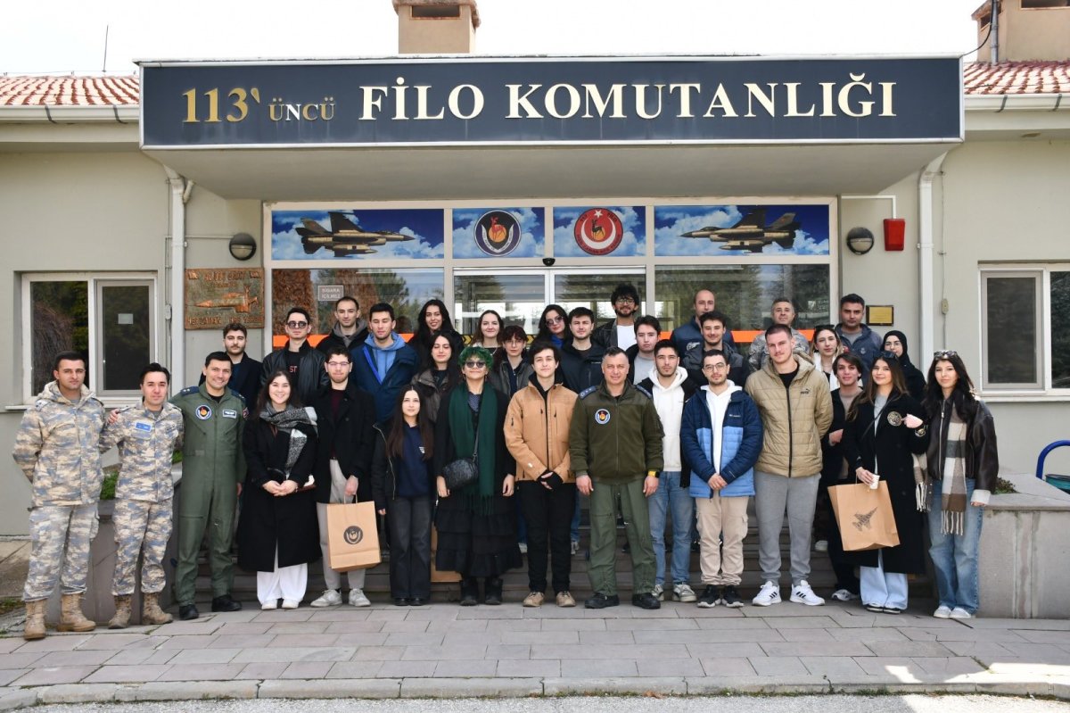 Gençler Mehmetçikle Aynı Kışlada Bir Gün Geçirdi