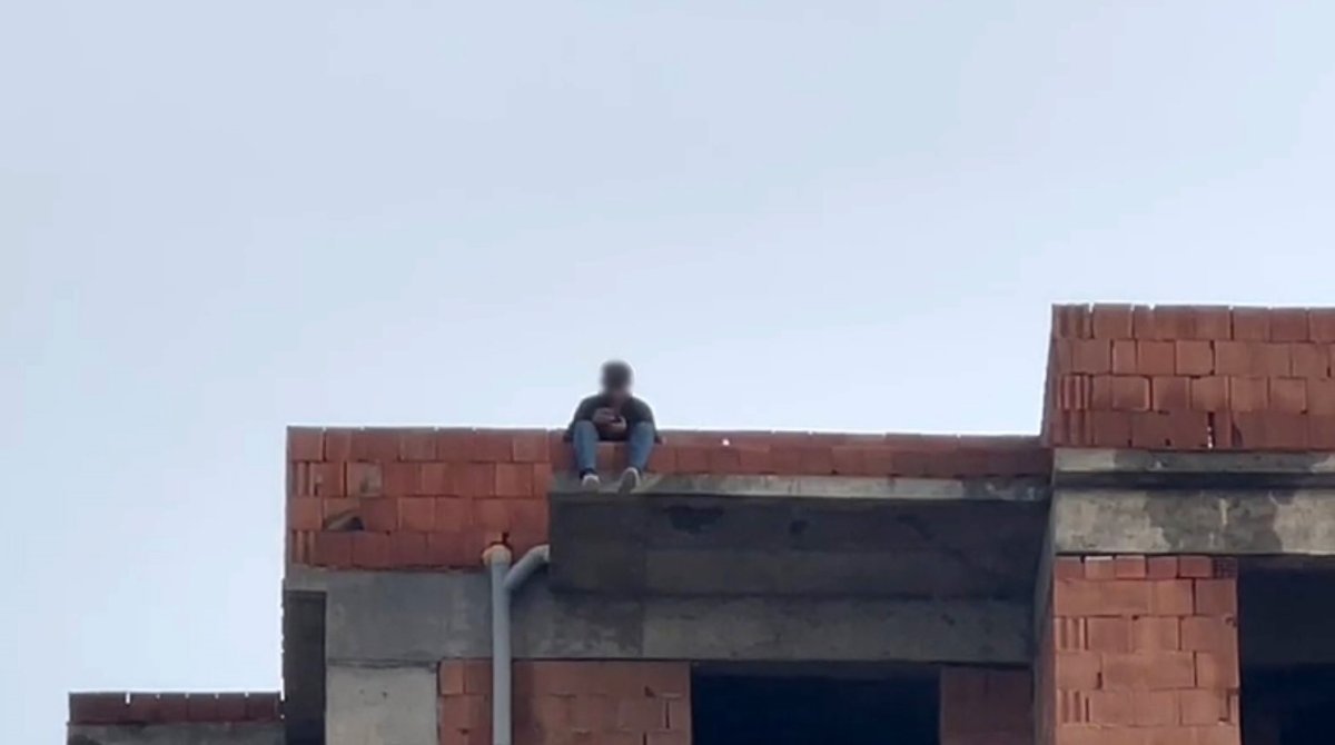Eşi Telefonu Açmayınca Çatıya Çıktı, 2 Saatte İkna Edildi