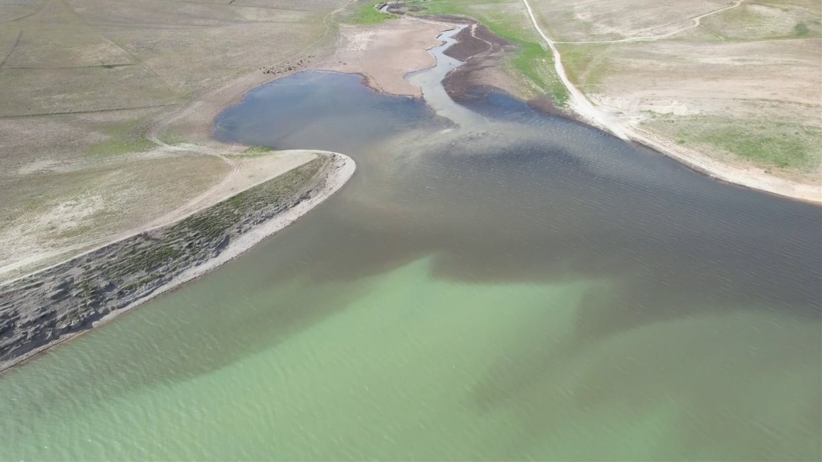Atatürk Barajı’nda Korkutan Görüntü: Atık Su Göleti Siyaha Bürüdü