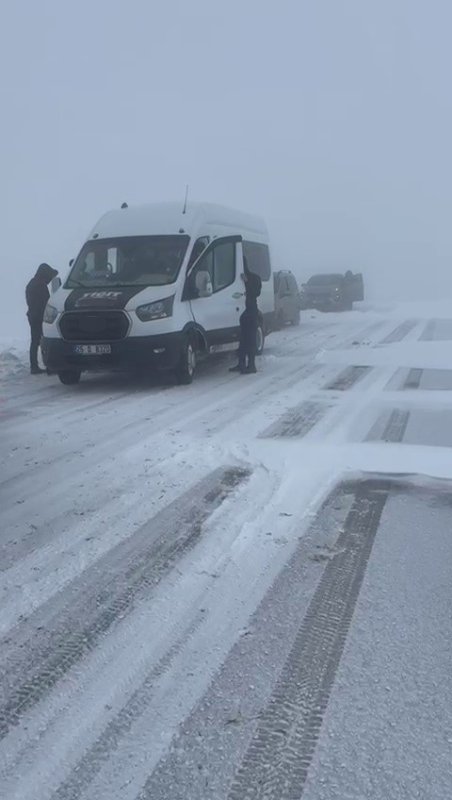 Palandöken Geçidinde Kar Kabusu: Onlarca Araç Mahsur Kaldı