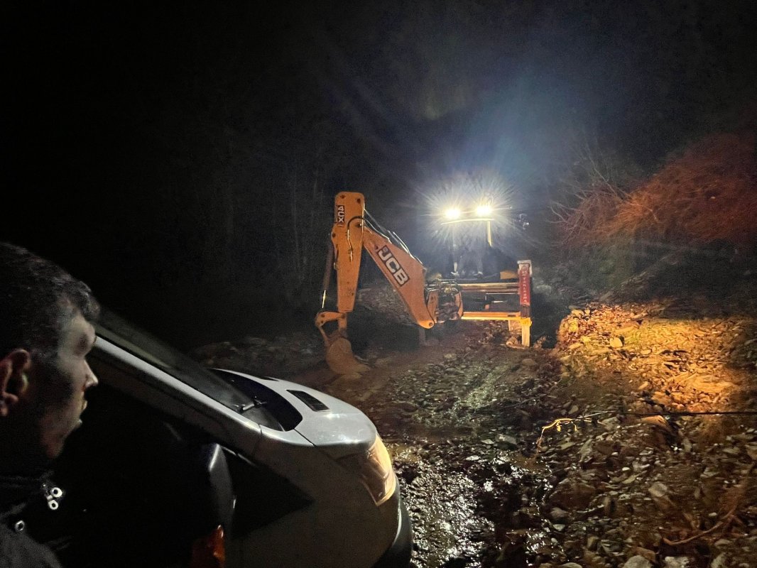 Navigasyon Yanılttı 3 Kişi Dağ Yolunda Mahsur Kaldı