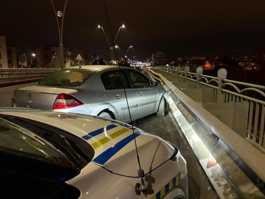 Alkollü Sürücü Bariyerlere Çarptı 25 Bin TL Ceza