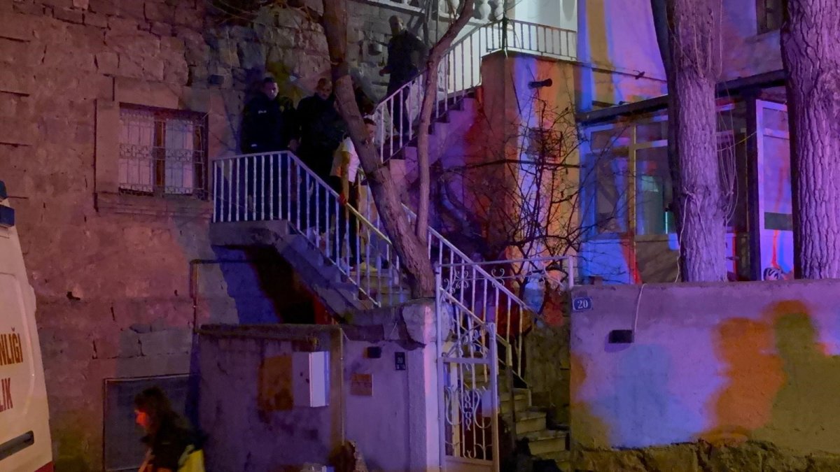 Kayseri’de Yaralı Şahıs Ambulans Önünde Tütün Yaktı