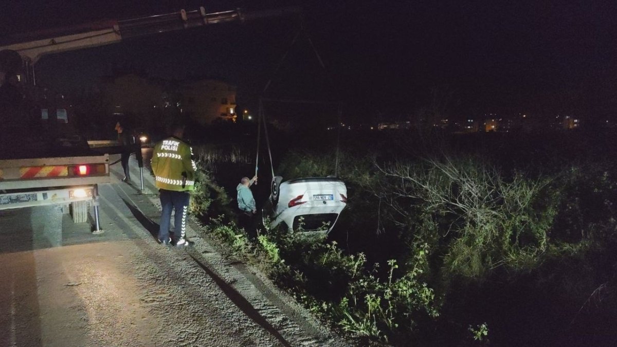 Antalya’da Otomobil Kanala Uçtu: Sürücü Kayıplara Karıştı