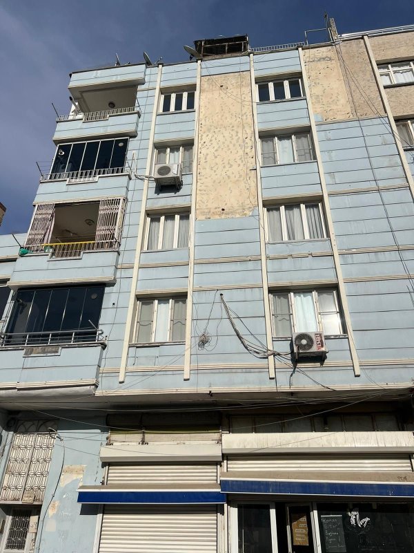 Binadan Kopan Parçalar Vatandaşı Ağır Yaraladı