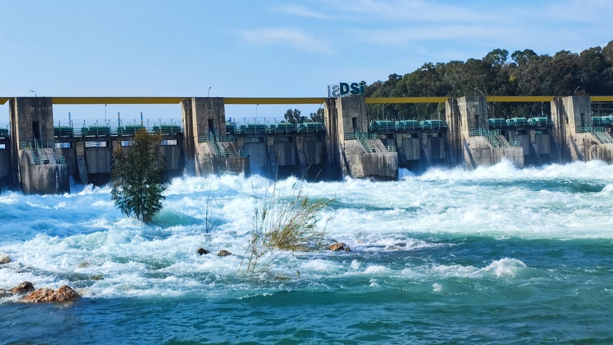 Seyhan Barajı’nda Kapaklar Açıldı: Görsel Şölen Oluştu