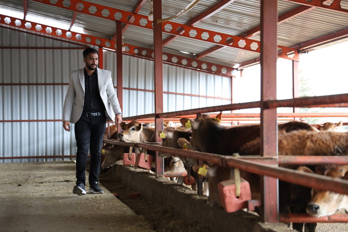 Üniversiteyi Bıraktı, Dede Mesleğini Modern Çiftçilikle Büyüttü