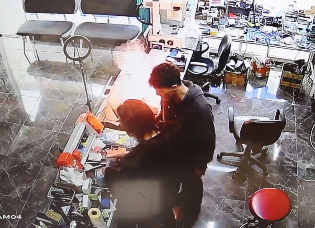 Cep Telefonu Patladı, Alev Aldı: “Şişmiş Batarya Bomba Gibi”