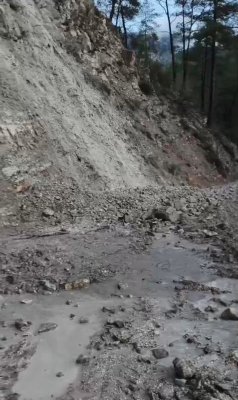 Heyelan Köy Yolunu Ulaşıma Kapattı